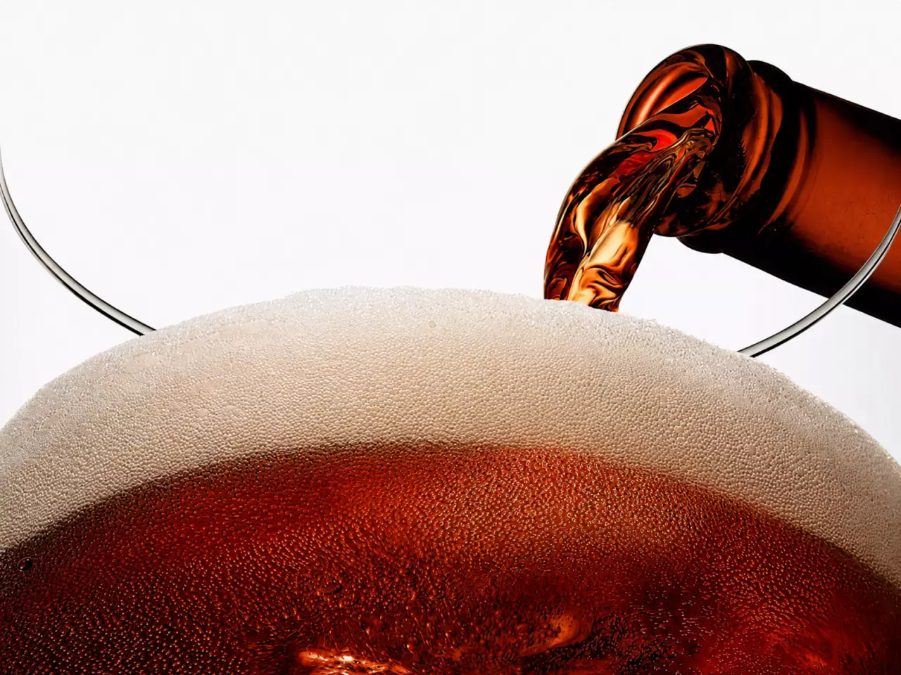 Roodbruin bier inschenken